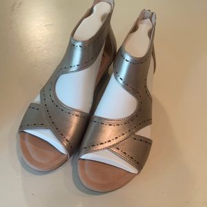 Earth Metallic Sandal size 8